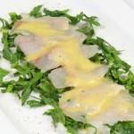 Ricette di pesce: spigola con spinaci e vinaigrette al limone