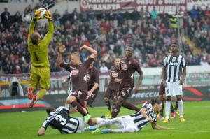 (Gillet arpiona il pallone nella sua area, ma sarà un'altra domenica amara...)