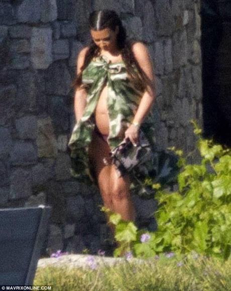 Kim Kardashian mostra il pancione