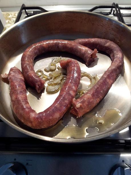 Polenta con sugo, salsiccia e funghi porcini