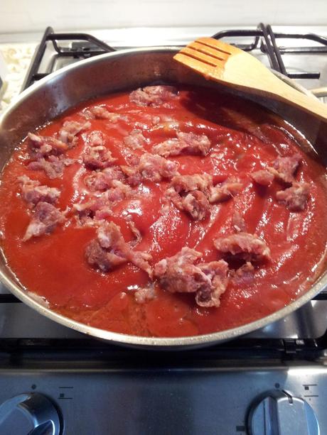 Polenta con sugo, salsiccia e funghi porcini