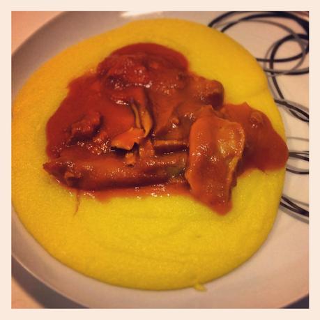 Polenta con sugo, salsiccia e funghi porcini