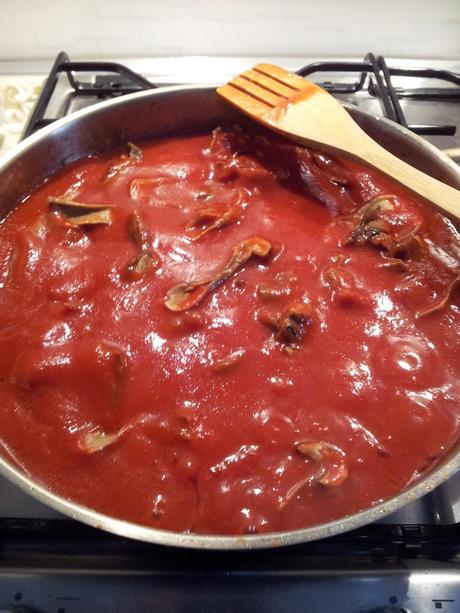 Polenta con sugo, salsiccia e funghi porcini