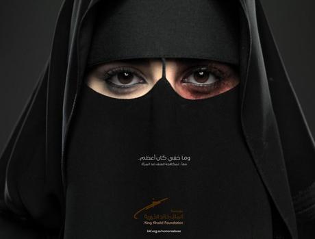 Arabia Saudita, l'occhio nero spunta dal niqab 