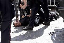 La foto di Luigi Prieti fermato e immobilizzato ha fatto il giro del mondo (prensalibre.com)
