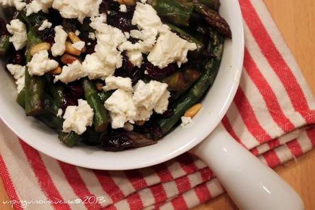 Asparagi con cranberry, pinoli e feta