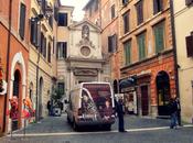 deliziosa chiesetta incastonata palazzetti largo librai, apre lungo popolare giubbonari. ecco cosa fotografano turisti.