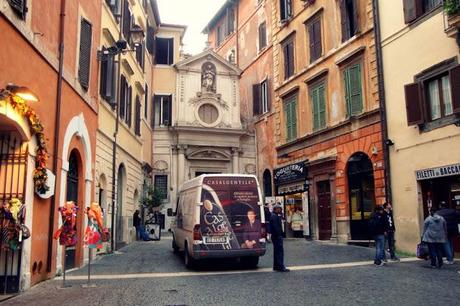 LA DELIZIOSA CHIESETTA INCASTONATA TRA I PALAZZETTI DI LARGO DEI LIBRAI, CHE SI APRE LUNGO LA POPOLARE VIA DEI GIUBBONARI. ECCO COSA FOTOGRAFANO I TURISTI.