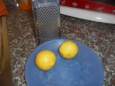 Intanto grattugiare la scorza di un limone grande oppure due piccoli conservandone il succo.