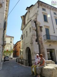 verona porta leoni - la targa commemorativa a porta leoni (verona) ricorda la barbara uccisione di nicola tommasoli il 1 maggio 2008