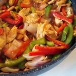 Cucina messicana: fajitas di pollo con verdure saltate