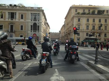 Ehi, che dite se iniziamo a ragionare sull'abitudine solo Roma di attendere il verde oltre lo stop e dunque sulle strisce pedonali