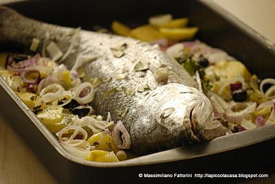 il pesce facile da preparare: Ombrina al forno con patate, cipolle, mirtilli e erbette