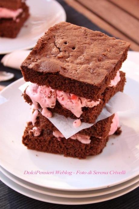 BROWNIES AL CACAO CON GELATO ALLA FRAGOLA (31)+