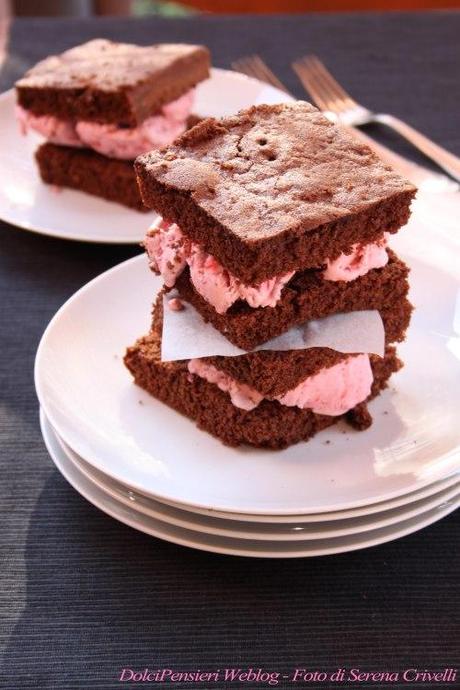 BROWNIES AL CACAO CON GELATO ALLA FRAGOLA (23)+