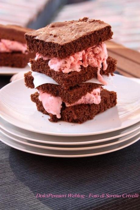 BROWNIES AL CACAO CON GELATO ALLA FRAGOLA (41)+