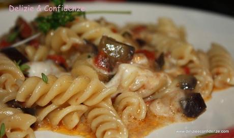 Fusilli filanti con melanzane e alici in salsa piccante