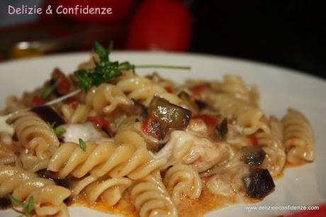 Fusilli filanti con melanzane e alici in salsa piccante