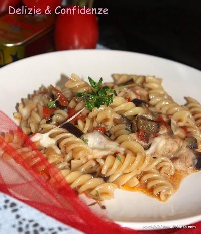 Fusilli filanti con melanzane e alici in salsa piccante