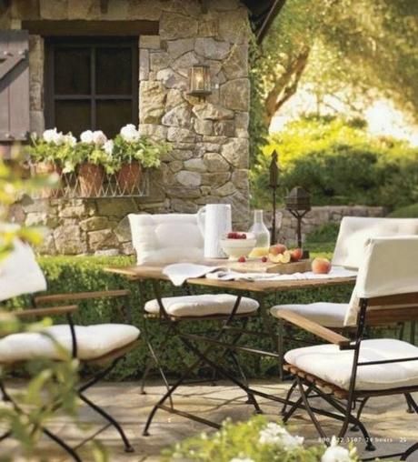 Outdoor dining in the garden