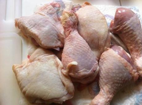 Fate scaldare una padella antiaderente e mettete a rosolare il pollo da ambo i lati.