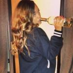 Le star su Twitter: le foto di Rihanna con la bottiglia in mano