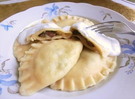 Vareniki con ripieno di purè di patate e funghi / Vareniki stuffed with mashed potatoes and mushrooms