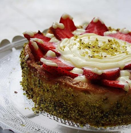 Crostata morbida con cioccolato bianco e  pan di spagna alle fragole. Soft tart with white chocolate and sponge cake with strawberries.