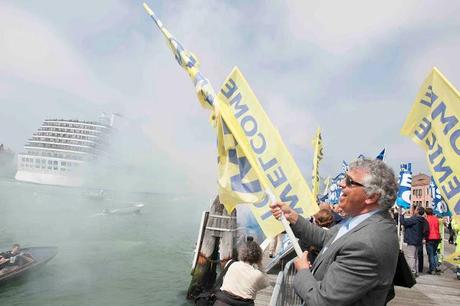 Venezia brinda l'arrivo di Carnival LEGEND -foto-