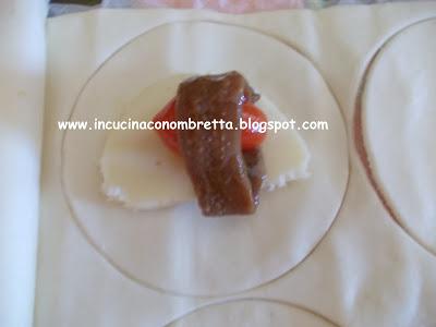 Ravioli di sfoglia con alici in salsa piccante