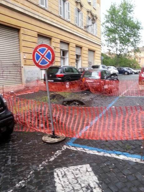 Via della Lungaretta e Piazza della Gensola, da mesi così...