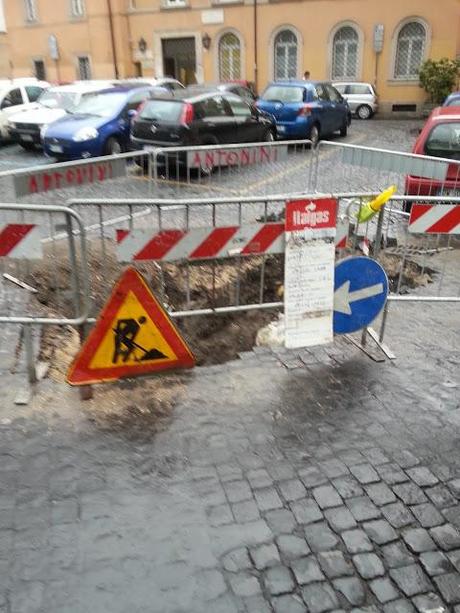 Via della Lungaretta e Piazza della Gensola, da mesi così...