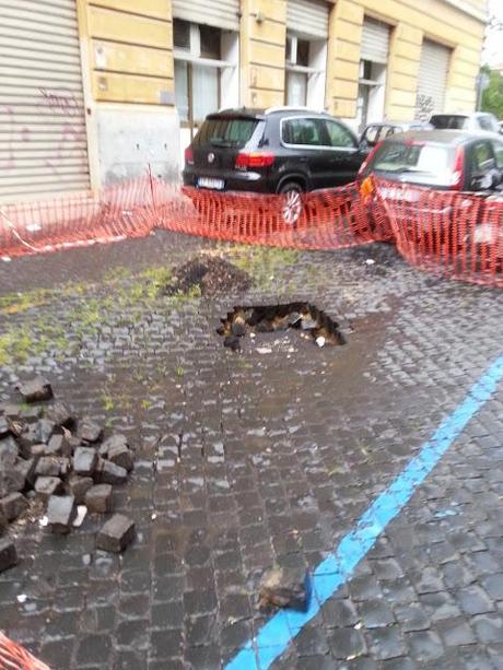 Via della Lungaretta e Piazza della Gensola, da mesi così...