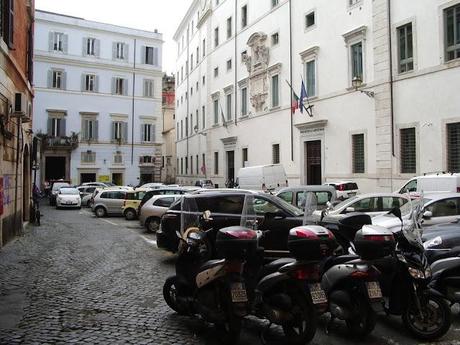 Una passeggiata per lo stupendo Rione Regola. Solo per stomaci forti, anche in questo caso. Questo è il Primo Municipio di Roma a cui l'Unesco deve decidersi a togliere il patrocinio