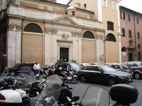 Una passeggiata per lo stupendo Rione Regola. Solo per stomaci forti, anche in questo caso. Questo è il Primo Municipio di Roma a cui l'Unesco deve decidersi a togliere il patrocinio