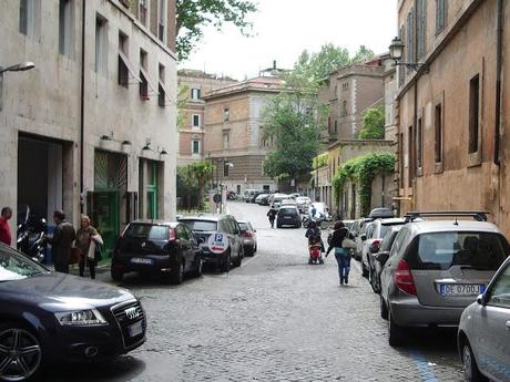 Una passeggiata per lo stupendo Rione Regola. Solo per stomaci forti, anche in questo caso. Questo è il Primo Municipio di Roma a cui l'Unesco deve decidersi a togliere il patrocinio