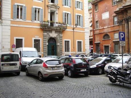 Una passeggiata per lo stupendo Rione Regola. Solo per stomaci forti, anche in questo caso. Questo è il Primo Municipio di Roma a cui l'Unesco deve decidersi a togliere il patrocinio