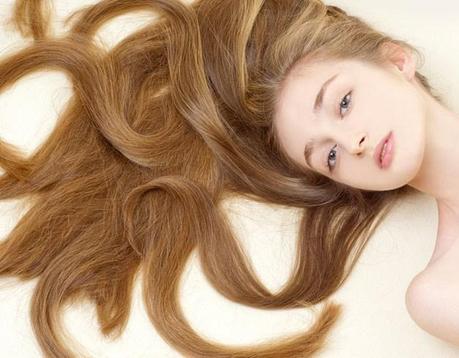 Cura dei capelli: addio forfora e dermatite in modo naturale