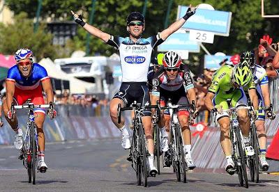 Giro 2013, Mark Cavendish vince la 1a tappa e la prima maglia rosa