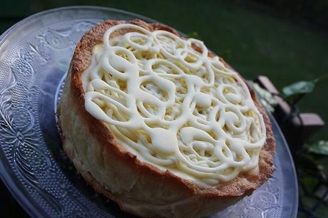 Crostata alla  mousse di ricotta e glassa al cioccolato bianco. Tart ricotta mousse and white chocolate icing.