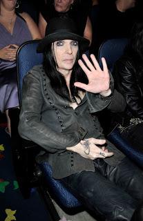 Motley Crue - Mick Mars scaraventato a terra da un fan (video)