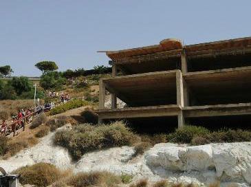 Oggi la demolizione dell'ecomostro della Scala dei Turchi a Realmonte