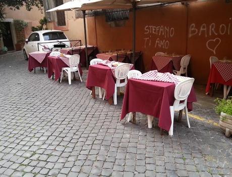 Passeggiata a Trastevere. Le occupazioni di suolo pubblico giusto un pelino discutibili (pure quelle delle auto però)