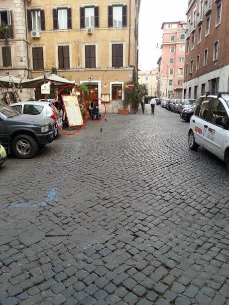 Passeggiata a Trastevere. Le occupazioni di suolo pubblico giusto un pelino discutibili (pure quelle delle auto però)