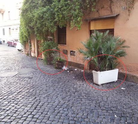 Passeggiata a Trastevere. Le occupazioni di suolo pubblico giusto un pelino discutibili (pure quelle delle auto però)