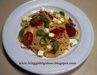 RICETTE DI PRIMAVERA ... SPAGHETTI CON POMODORINI FAVE E FETA ...