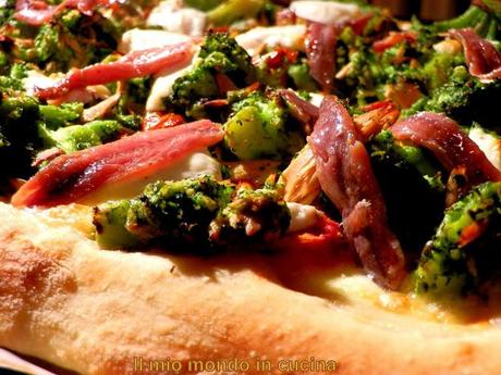 PIZZA CON BROCCOLI, TONNO E ACCIUGHE