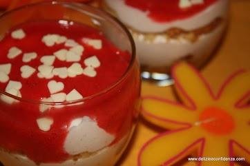 Bicchieri alla crema di fragole con frullato semplice di fragole.