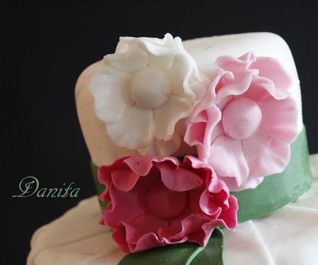 Wedding cake per una comunione: storia di ordinaria follia di una cake design :-)