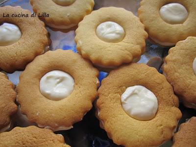 Biscotti: Ciambelline con crema al cioccolato bianco